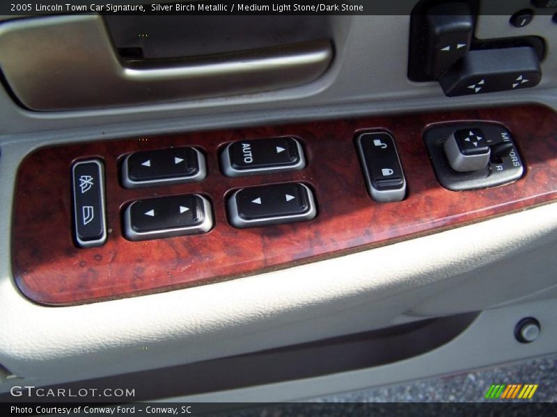 Silver Birch Metallic / Medium Light Stone/Dark Stone 2005 Lincoln Town Car Signature