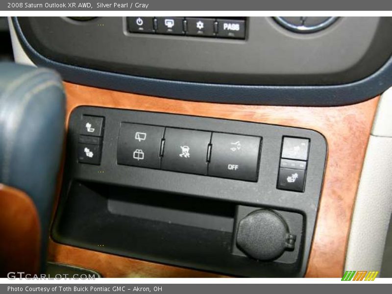 Silver Pearl / Gray 2008 Saturn Outlook XR AWD
