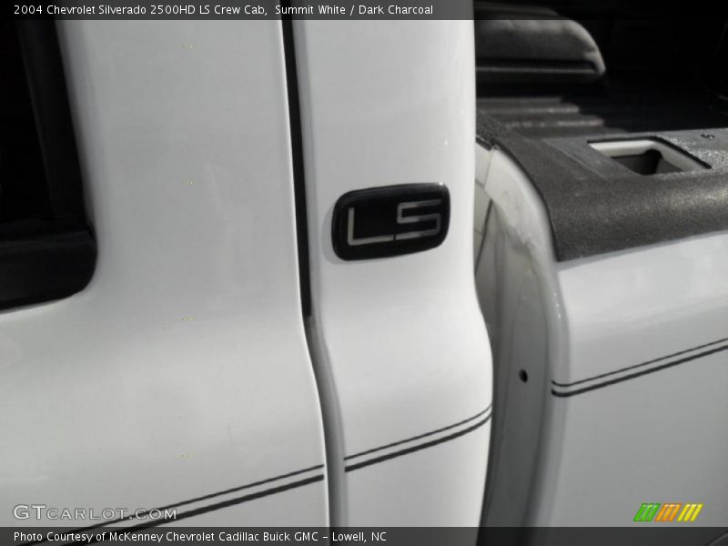 Summit White / Dark Charcoal 2004 Chevrolet Silverado 2500HD LS Crew Cab