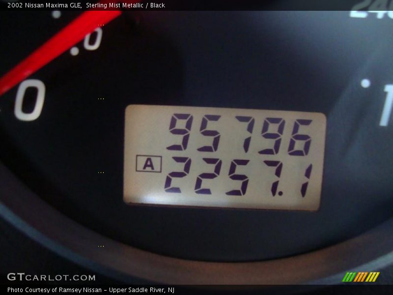 Sterling Mist Metallic / Black 2002 Nissan Maxima GLE
