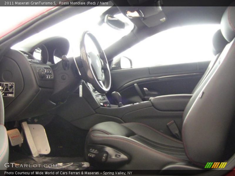 Rosso Mondiale (Red) / Nero 2011 Maserati GranTurismo S