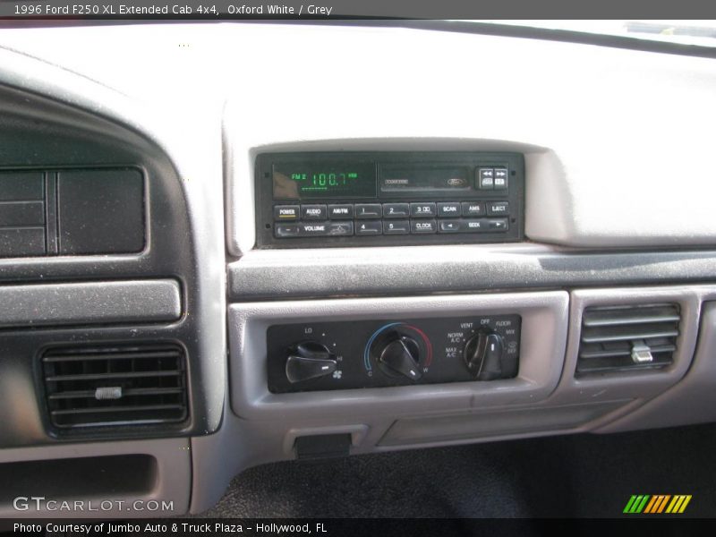 Oxford White / Grey 1996 Ford F250 XL Extended Cab 4x4