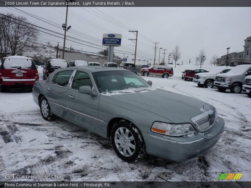 Light Tundra Metallic / Black 2006 Lincoln Town Car Signature Limited