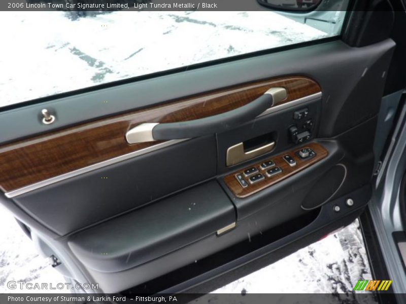 Light Tundra Metallic / Black 2006 Lincoln Town Car Signature Limited