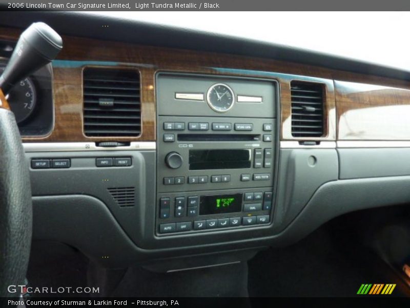 Light Tundra Metallic / Black 2006 Lincoln Town Car Signature Limited