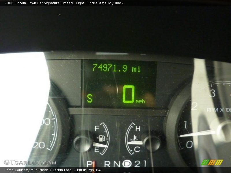 Light Tundra Metallic / Black 2006 Lincoln Town Car Signature Limited