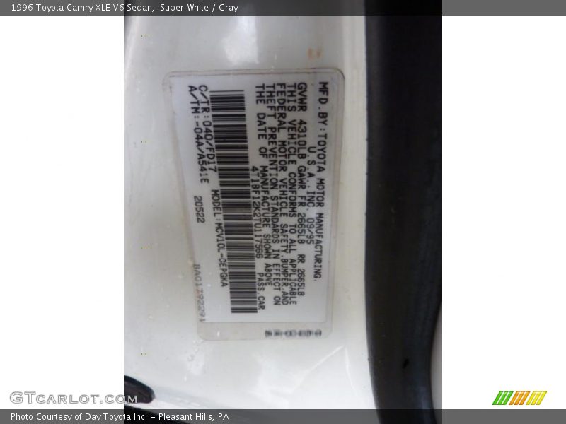 Super White / Gray 1996 Toyota Camry XLE V6 Sedan