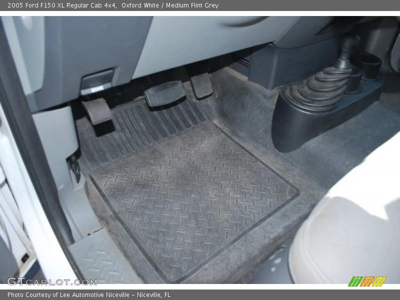 Oxford White / Medium Flint Grey 2005 Ford F150 XL Regular Cab 4x4