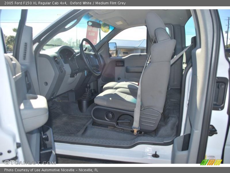 Oxford White / Medium Flint Grey 2005 Ford F150 XL Regular Cab 4x4