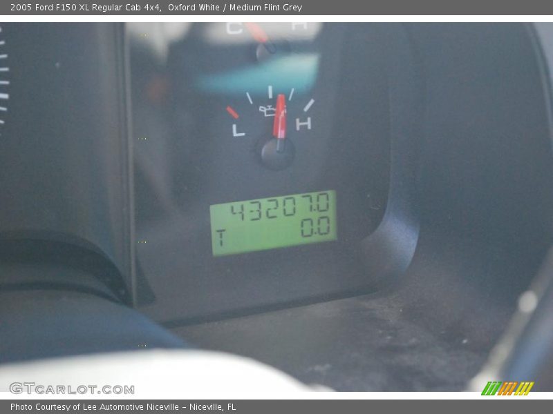 Oxford White / Medium Flint Grey 2005 Ford F150 XL Regular Cab 4x4