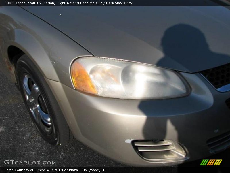 Light Almond Pearl Metallic / Dark Slate Gray 2004 Dodge Stratus SE Sedan