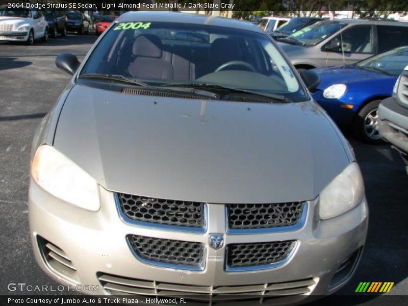 Light Almond Pearl Metallic / Dark Slate Gray 2004 Dodge Stratus SE Sedan