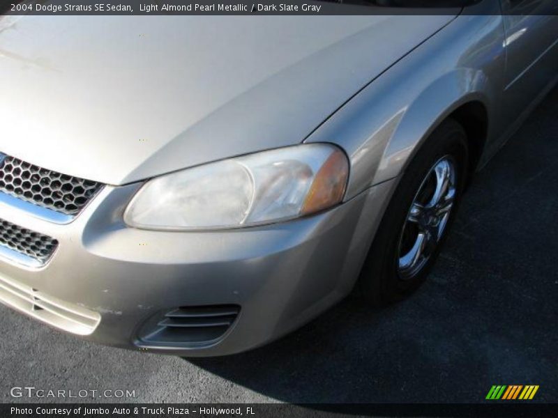 Light Almond Pearl Metallic / Dark Slate Gray 2004 Dodge Stratus SE Sedan