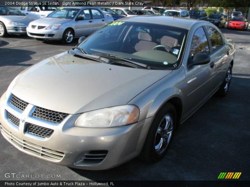 Light Almond Pearl Metallic / Dark Slate Gray 2004 Dodge Stratus SE Sedan