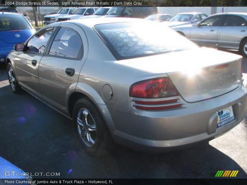 Light Almond Pearl Metallic / Dark Slate Gray 2004 Dodge Stratus SE Sedan