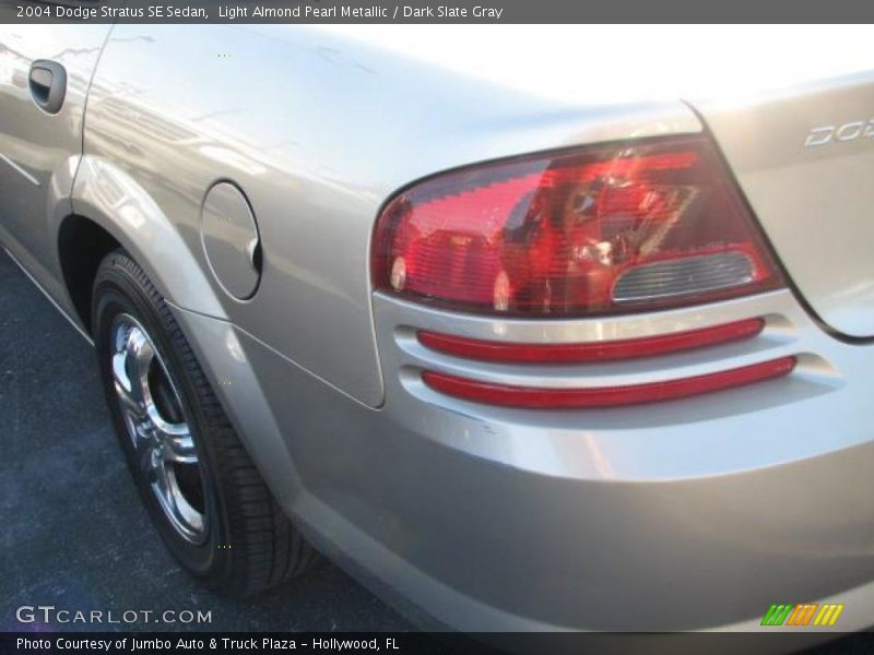 Light Almond Pearl Metallic / Dark Slate Gray 2004 Dodge Stratus SE Sedan