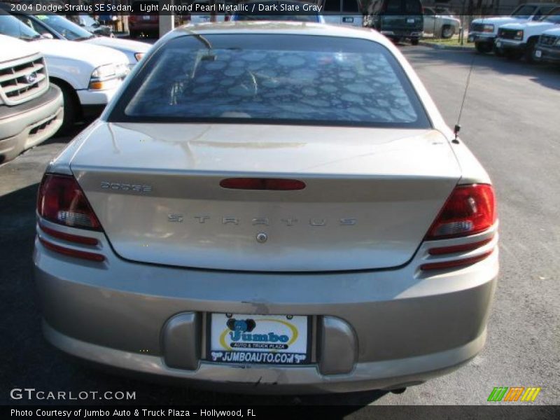 Light Almond Pearl Metallic / Dark Slate Gray 2004 Dodge Stratus SE Sedan