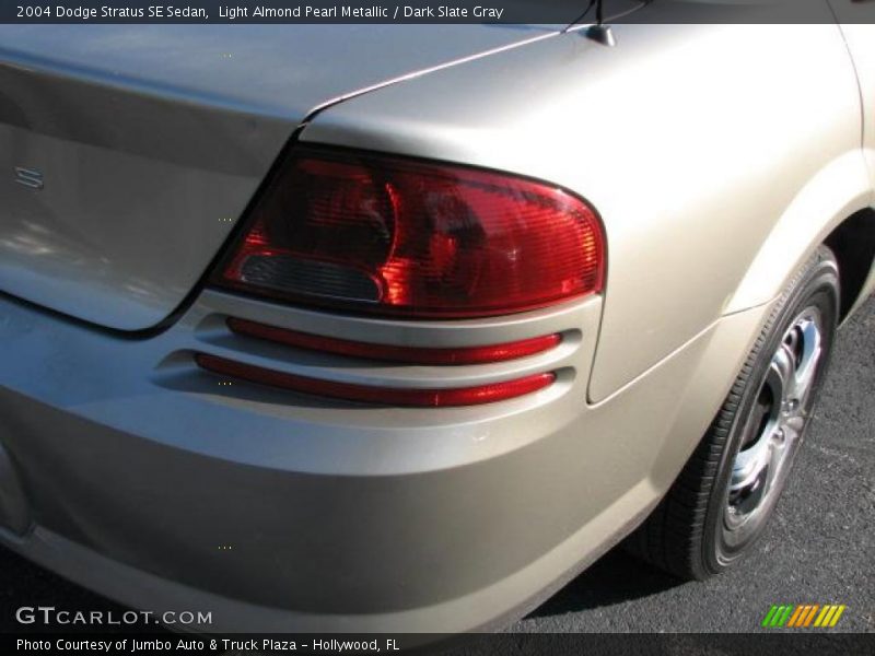 Light Almond Pearl Metallic / Dark Slate Gray 2004 Dodge Stratus SE Sedan