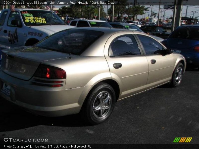 Light Almond Pearl Metallic / Dark Slate Gray 2004 Dodge Stratus SE Sedan