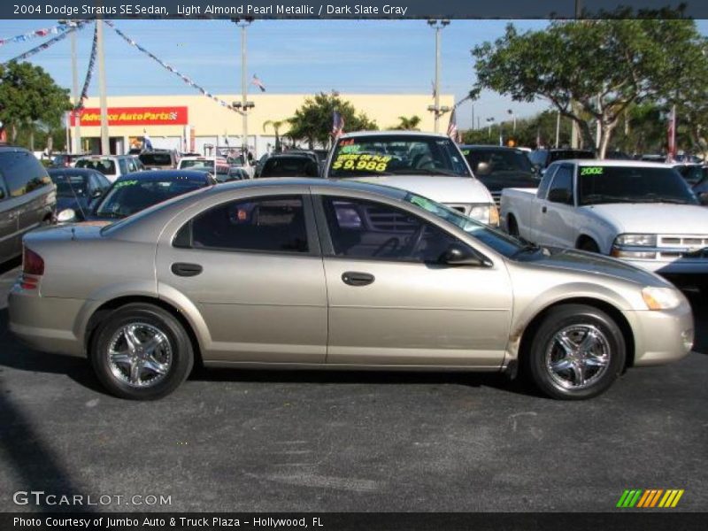 Light Almond Pearl Metallic / Dark Slate Gray 2004 Dodge Stratus SE Sedan