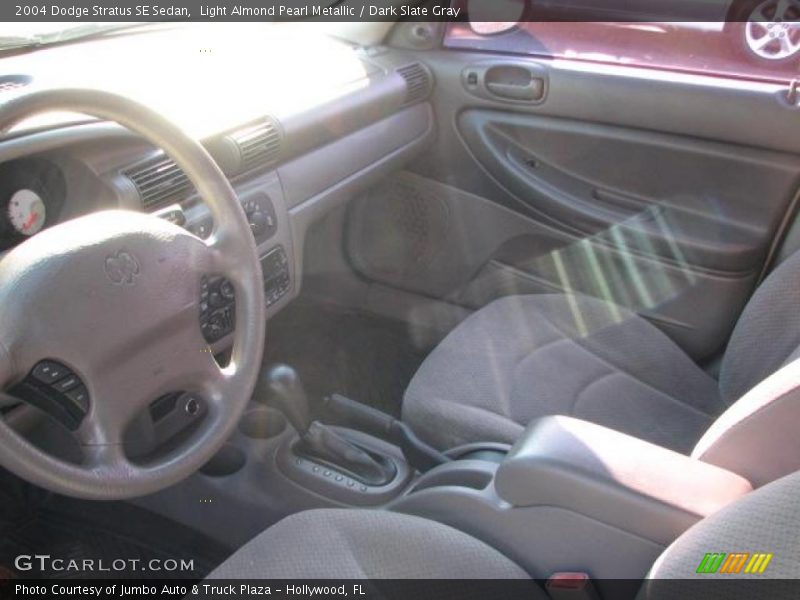 Light Almond Pearl Metallic / Dark Slate Gray 2004 Dodge Stratus SE Sedan