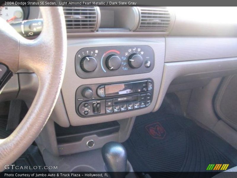 Light Almond Pearl Metallic / Dark Slate Gray 2004 Dodge Stratus SE Sedan