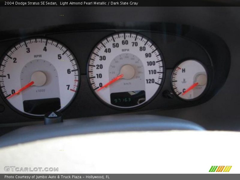 Light Almond Pearl Metallic / Dark Slate Gray 2004 Dodge Stratus SE Sedan