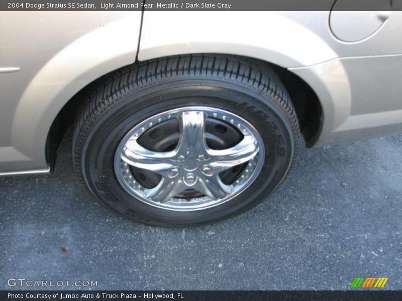 Light Almond Pearl Metallic / Dark Slate Gray 2004 Dodge Stratus SE Sedan