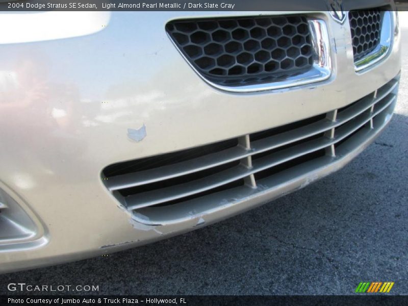 Light Almond Pearl Metallic / Dark Slate Gray 2004 Dodge Stratus SE Sedan
