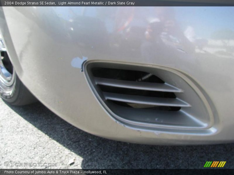 Light Almond Pearl Metallic / Dark Slate Gray 2004 Dodge Stratus SE Sedan