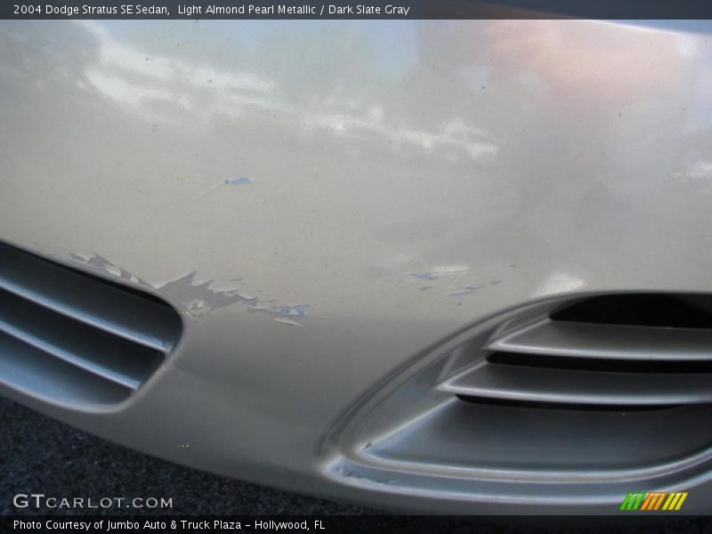 Light Almond Pearl Metallic / Dark Slate Gray 2004 Dodge Stratus SE Sedan