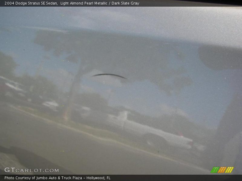 Light Almond Pearl Metallic / Dark Slate Gray 2004 Dodge Stratus SE Sedan