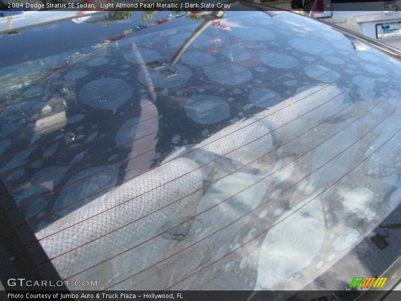 Light Almond Pearl Metallic / Dark Slate Gray 2004 Dodge Stratus SE Sedan