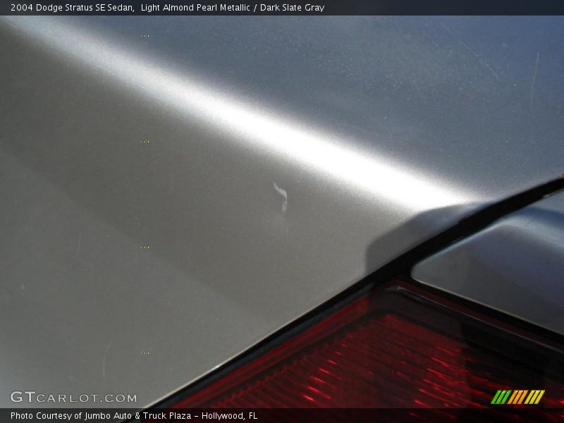 Light Almond Pearl Metallic / Dark Slate Gray 2004 Dodge Stratus SE Sedan