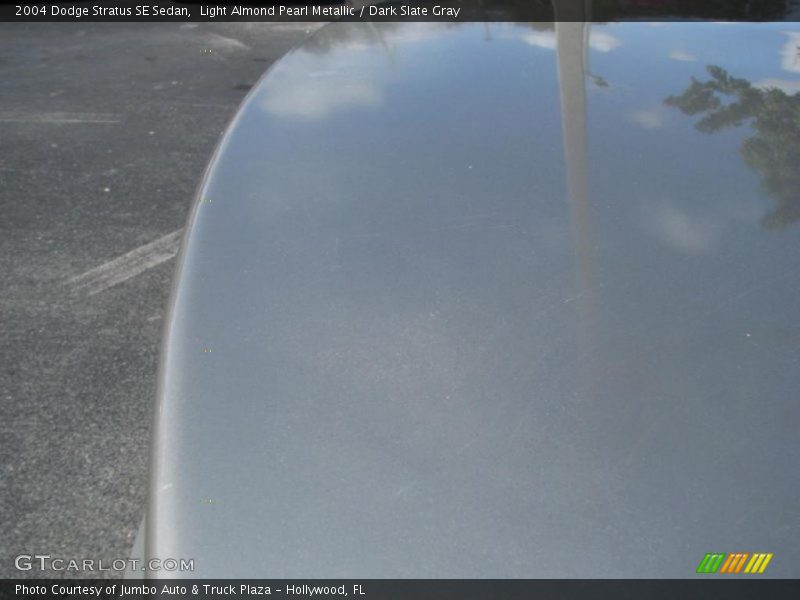 Light Almond Pearl Metallic / Dark Slate Gray 2004 Dodge Stratus SE Sedan