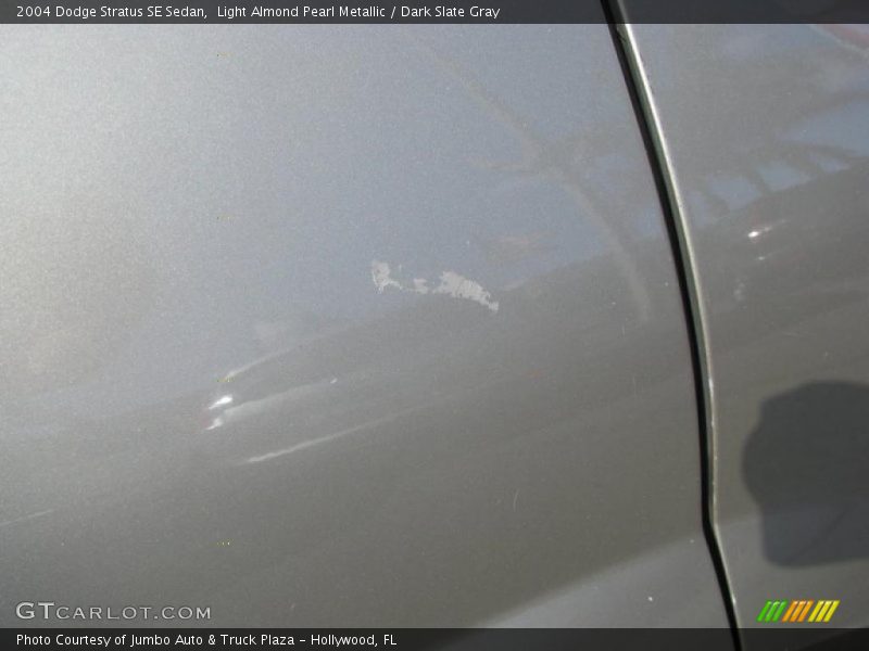 Light Almond Pearl Metallic / Dark Slate Gray 2004 Dodge Stratus SE Sedan