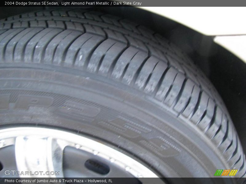 Light Almond Pearl Metallic / Dark Slate Gray 2004 Dodge Stratus SE Sedan