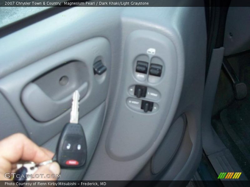 Magnesium Pearl / Dark Khaki/Light Graystone 2007 Chrysler Town & Country