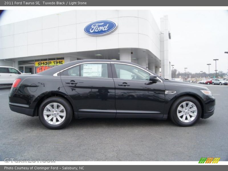 Tuxedo Black / Light Stone 2011 Ford Taurus SE