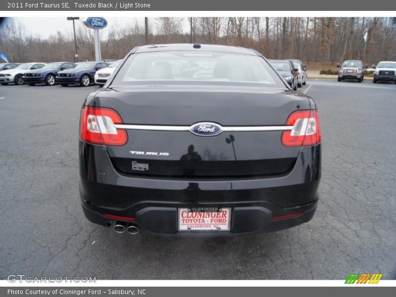 Tuxedo Black / Light Stone 2011 Ford Taurus SE