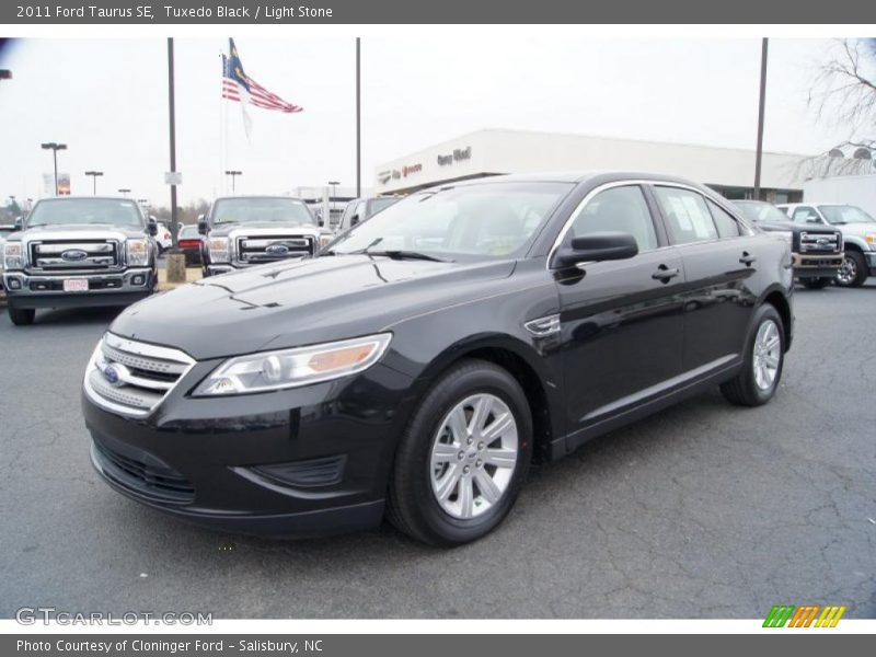 Tuxedo Black / Light Stone 2011 Ford Taurus SE