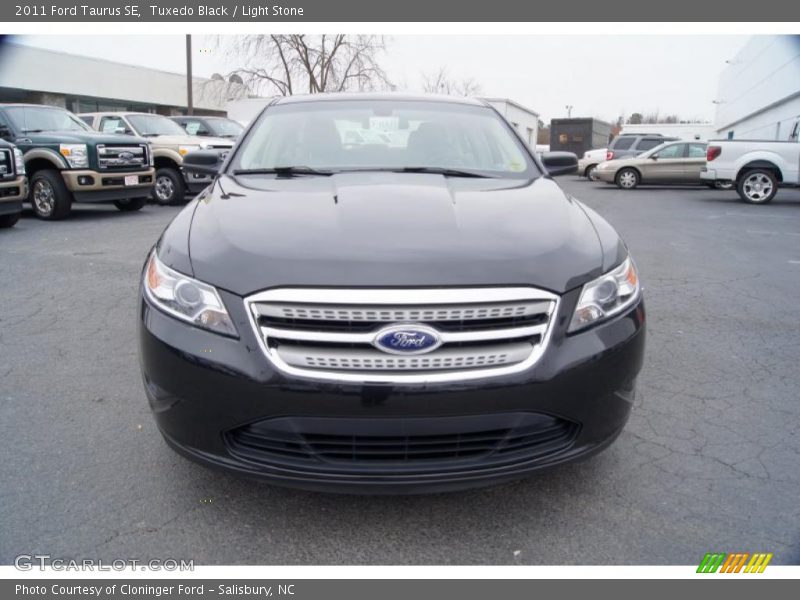 Tuxedo Black / Light Stone 2011 Ford Taurus SE