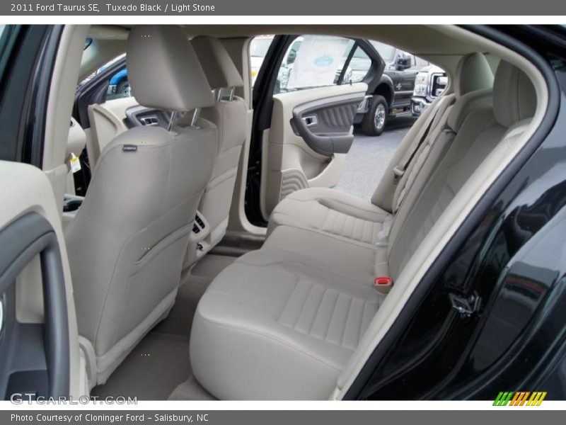  2011 Taurus SE Light Stone Interior