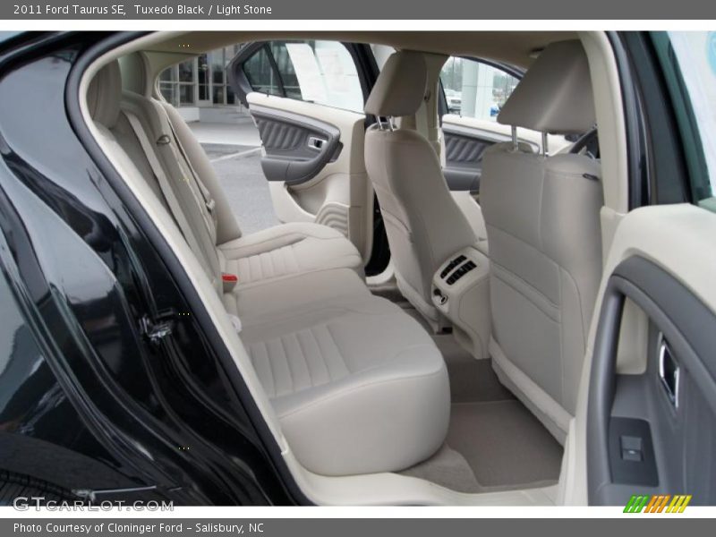  2011 Taurus SE Light Stone Interior