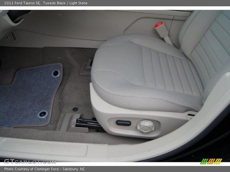 Tuxedo Black / Light Stone 2011 Ford Taurus SE