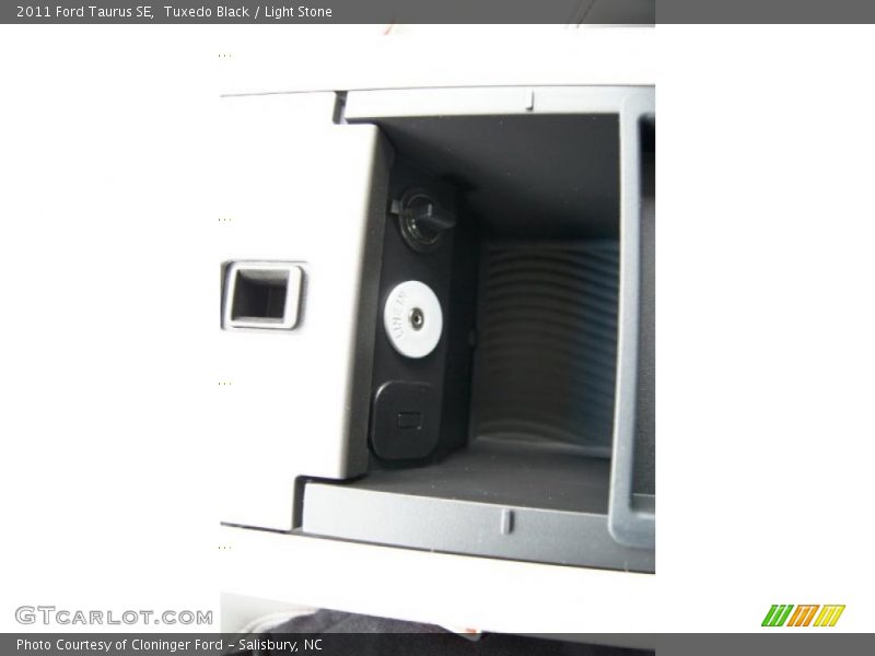 Tuxedo Black / Light Stone 2011 Ford Taurus SE