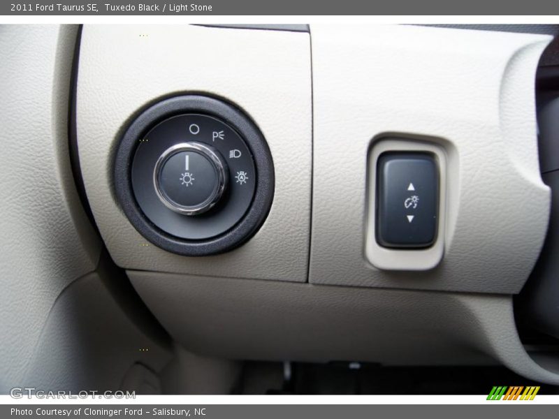 Tuxedo Black / Light Stone 2011 Ford Taurus SE