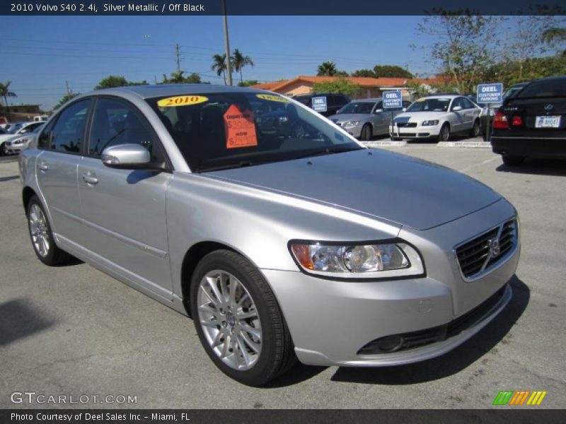Silver Metallic / Off Black 2010 Volvo S40 2.4i