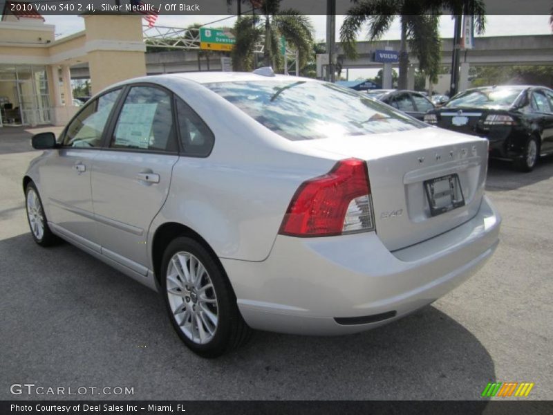 Silver Metallic / Off Black 2010 Volvo S40 2.4i