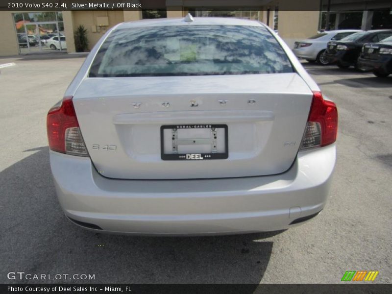 Silver Metallic / Off Black 2010 Volvo S40 2.4i